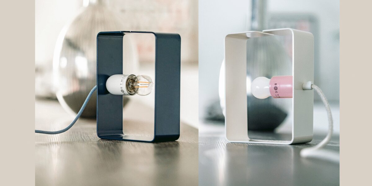 lampe à poser design bleu marine et blanche et blanche et rose