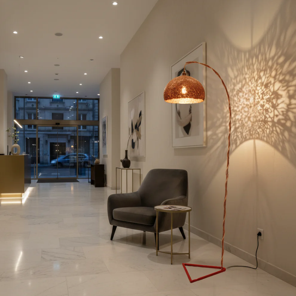 lampadaire bolle dentelle de carton pied rouge couloir hotel