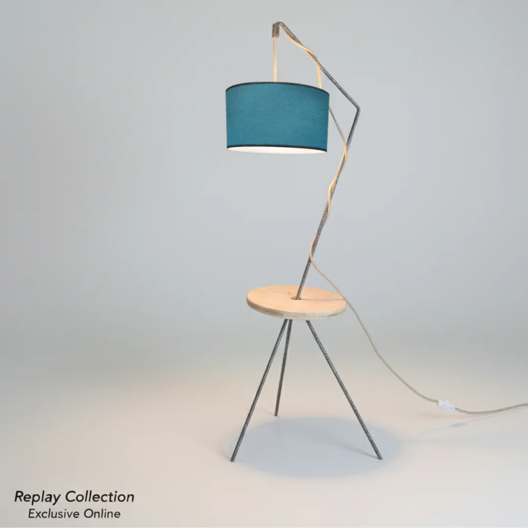 lampadaire replay avec tablette en bois massif et fer de beton collection artisanale en reemploi abat jour bleu